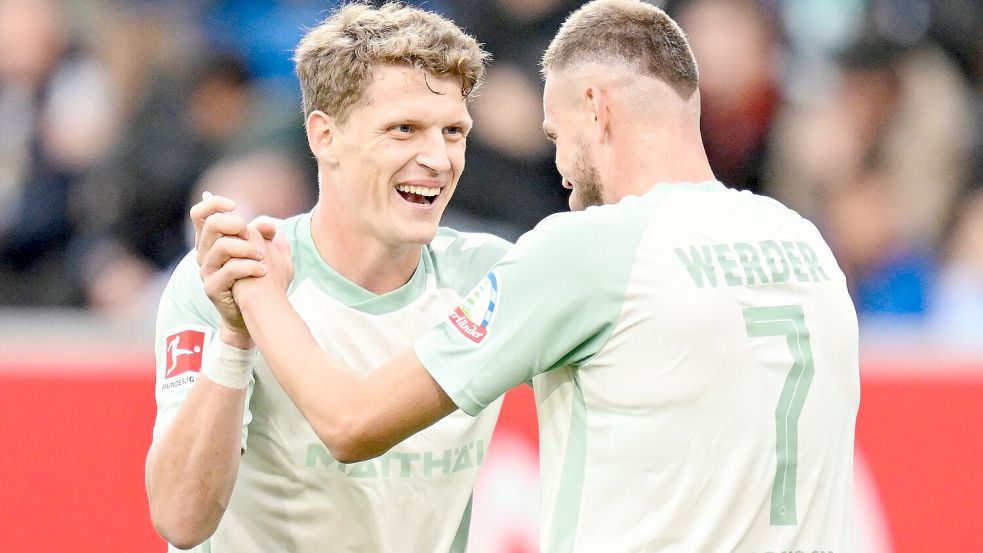 Jens Stage (l) und Marvin Ducksch jubeln über ein Tore von Werder Bremen bei der TSG Hoffenheim. Foto: Uwe Anspach/dpa