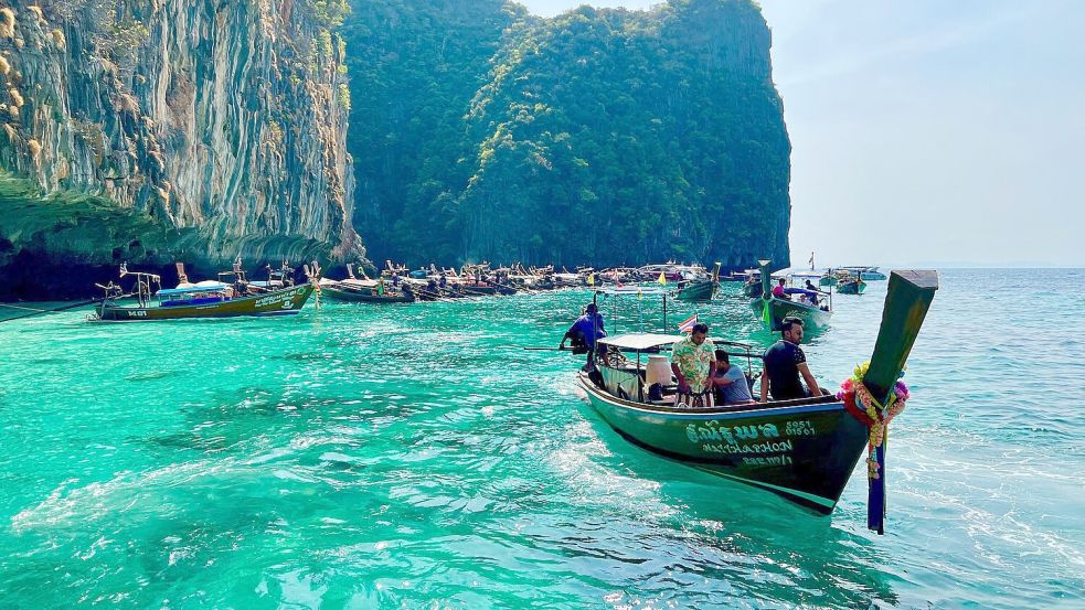 Viele Touristen kommen mit solchen traditionellen Booten zur weltberühmten Bucht. (Archivbild) Foto: Carola Frentzen/dpa