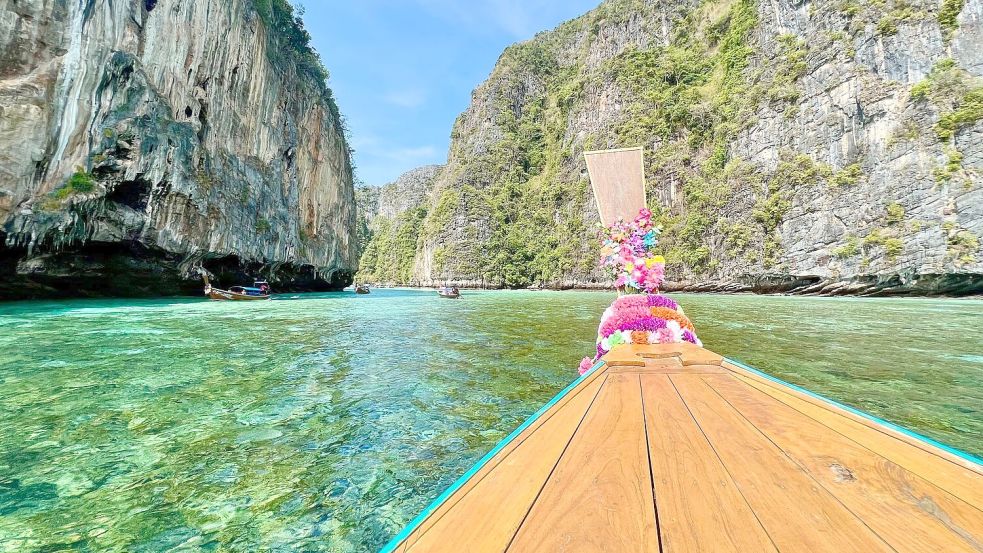 Auch die herrlichen Nachbarbuchten der Maya Bay werden regelmäßig geschlossen. (Archivbild) Foto: Carola Frentzen/dpa