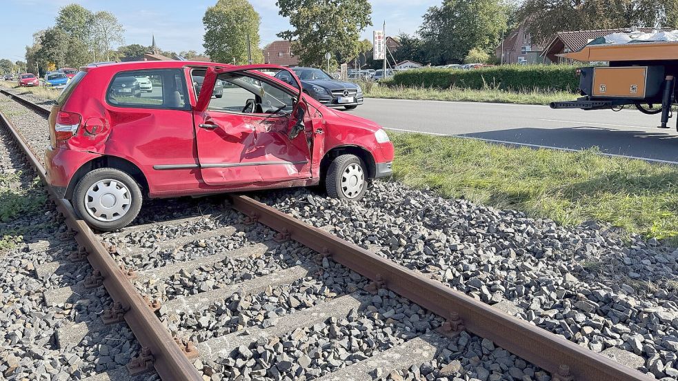 Der Wagen wurde bei dem Zusammenstoß schwer beschädigt. Foto: Holger Janssen