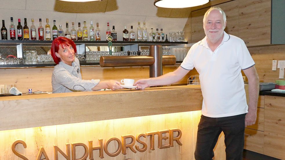 Manuela Feldmann und Bernhard Böden freuen sich auf viele Gäste im Sandhorster Krug. Foto: Romuald Banik