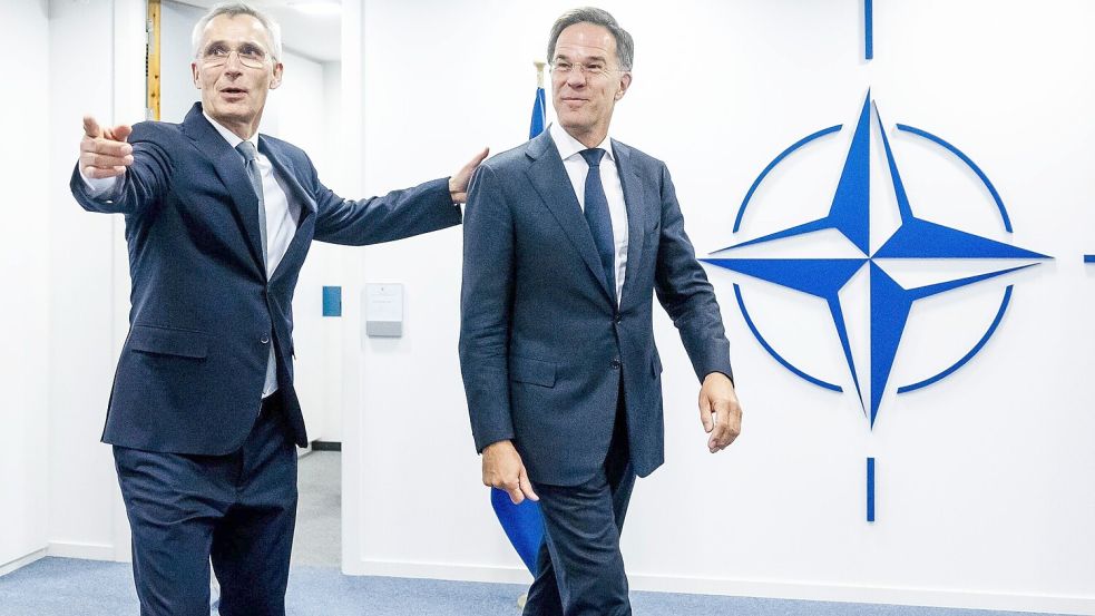 Ein letzter Hinweis, wo es langgeht: der scheidende Nato-Generalsekretär Jens Stoltenberg und sein Nachfolger Mark Rutte vor der Amtsübergabe. Foto: IMAGO/Remko de Waal