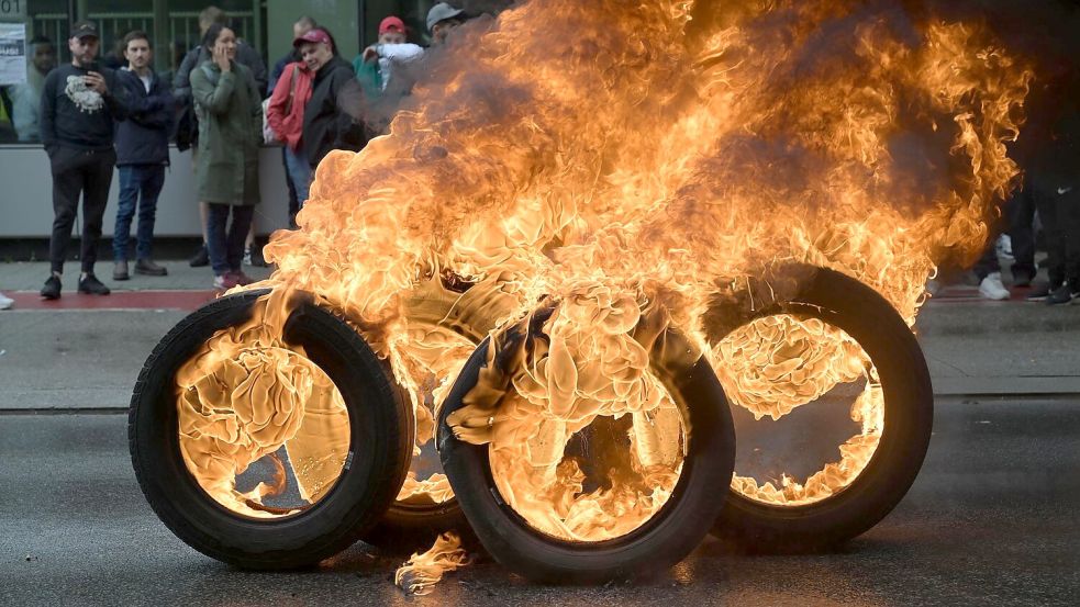 Gegen die mögliche Schließung des Werks protestierten Audi-Mitarbeiter Anfang September mit brennenden Reifen. Foto: Jonas Roosens/Belga/dpa