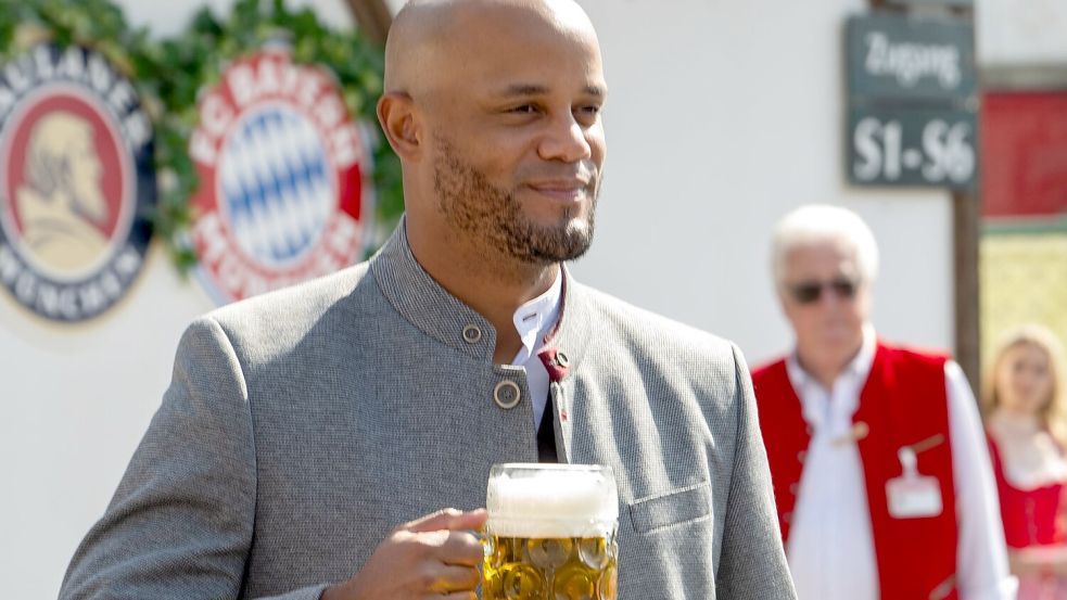 Kann auf einen erfolgreichen Start in seine Bayern-Amtszeit anstoßen: Vincent Kompany. Foto: Stefan Puchner/dpa