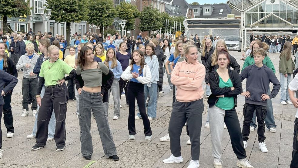 Die Schüler des Wahlpflichtkurses von Marita Camp eröffneten den Flashmob. Foto: Eva van Loh