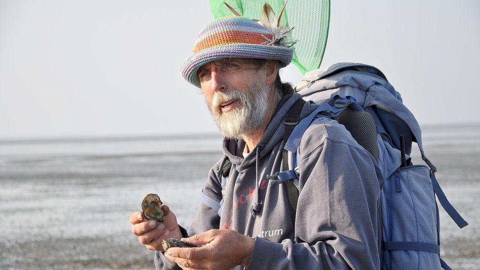 Joke Pouliart ist Wattführer aus Harlesiel und nimmt Interessierte ganzjährig mit ins fragile Ökosystem Wattenmeer. Foto: Ullrich