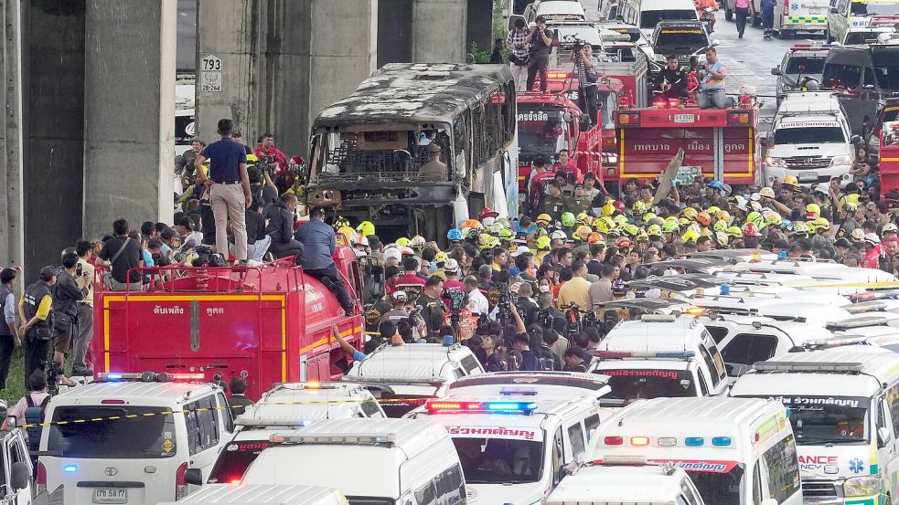 Zahlreiche Retter waren im Einsatz, jedoch kam für die meisten Betroffenen jede Hilfe zu spät. Foto: Sakchai Lalit/AP/dpa