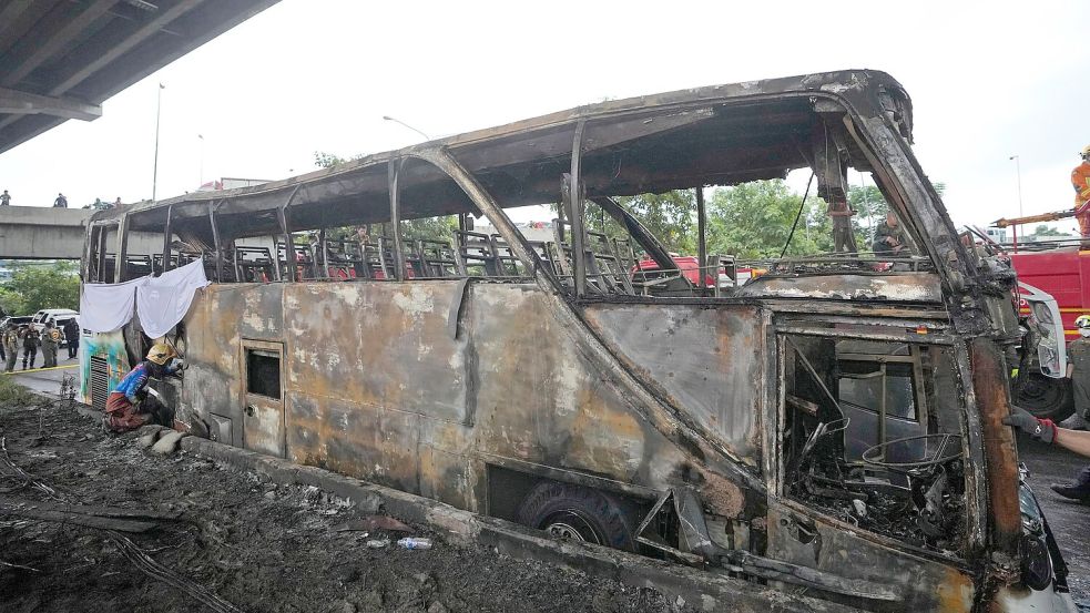 Der Bus, der mit Gas betrieben war, brannte lichterloh. Foto: Sakchai Lalit/AP/dpa