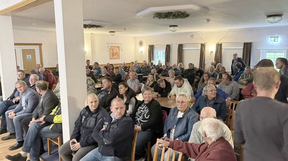 Im voll besetzten Saal der Gaststätte Herbers wurde über die Moordorfer Entwässerungsprobleme diskutiert. Foto: Holger Janssen