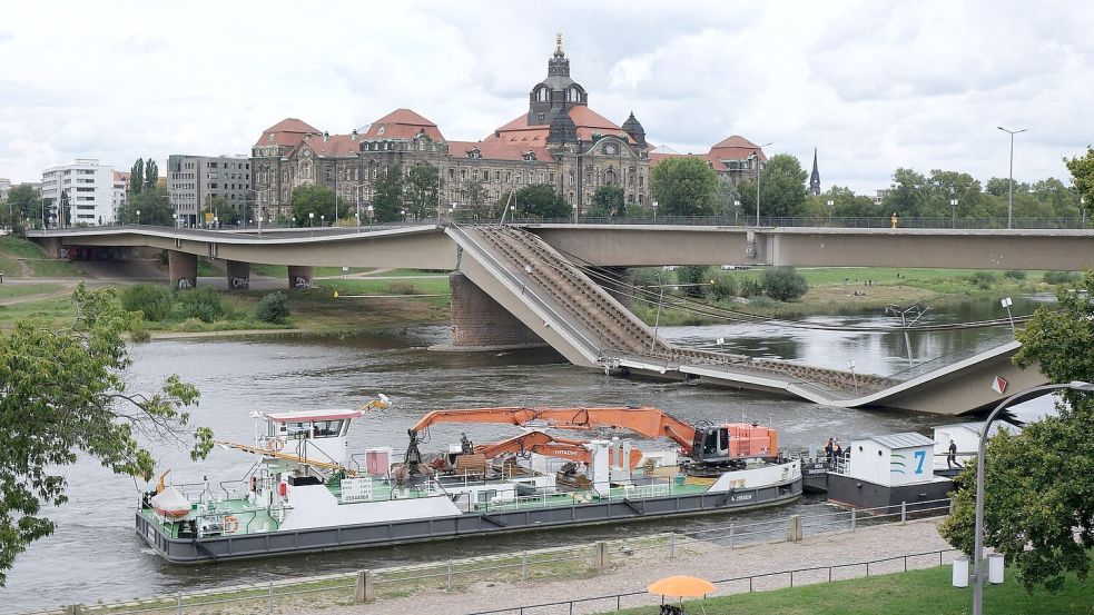 Blick auf den eingebrochenen Teil von Strang C der Carolabrücke am Tag danach (Archivbild) Foto: Sebastian Willnow/dpa