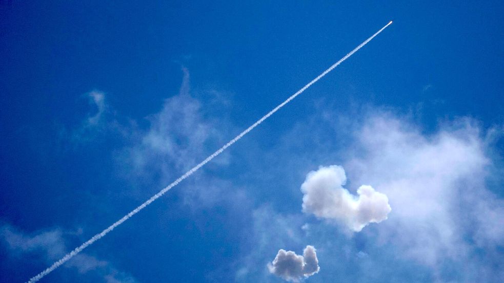 Israels Luftabwehrsystem Iron Dome feuert auf anfliegende Raketen aus dem Libanon. Foto: Leo Correa/AP/dpa