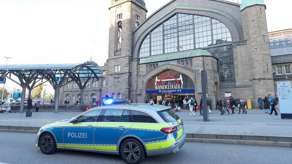 Über die Polizei hat das Gesundheitsamt des Bezirksamtes eine Personenfestsetzung im Hauptbahnhof veranlasst. Foto: Bodo Marks/dpa