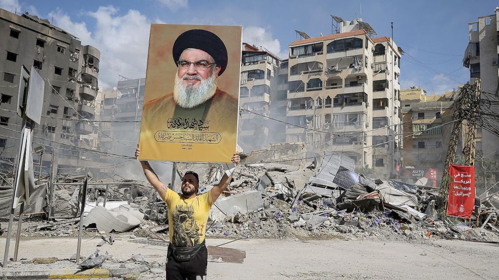 Ein Anhänger mit einem Poster des getöteten Hisbollah-Generalsekretärs Nasrallah. Foto: Marwan Naamani/dpa