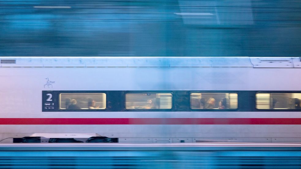 Ein ICE fährt aus dem Stuttgarter Hauptbahnhof heraus (Aufnahme mit Langzeitbelichtung). Foto: Marijan Murat/dpa