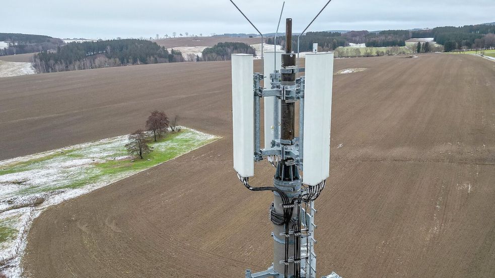 Ein Mobilfunkmast auf dem Land. (Luftaufnahme mit Drohne) Foto: Jan Woitas/dpa