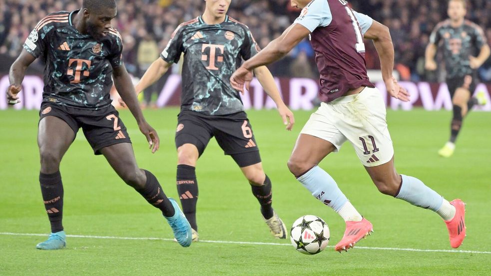 Liefern sich stellvertretend für ihre Teams einen harten Kampf: Die Münchner Dayot Upamecano (l) und Joshua Kimmich sowie Villas Ollie Watkins. Foto: Peter Kneffel/dpa