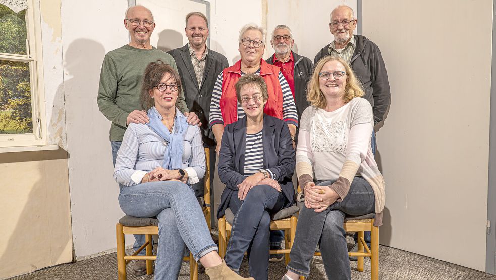 Die Leezdorfer Theatergruppe mit Jakobus Ommen (von links), Heidi Schmidt, Steffan Meyer, Else Bontjes, Hilde Betten, Volrath Buß, Erika Koch und Heiko Wallerstein in Vertretung von Heiko Briese probt auf Hochtouren. Foto: Folkert Bents