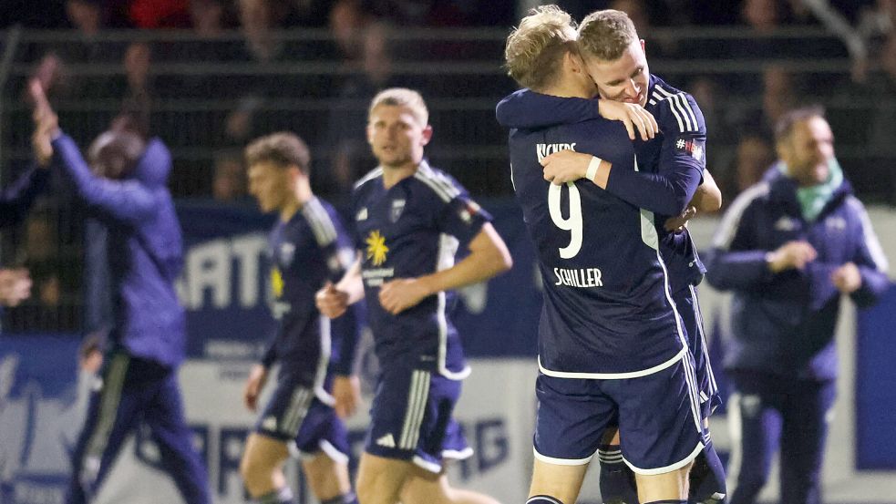 Zwei Matchwinner Arm in Arm: David Schiller herzt Tobias Steffen nach dessen Treffer zum 2:1. Foto: Jens Doden