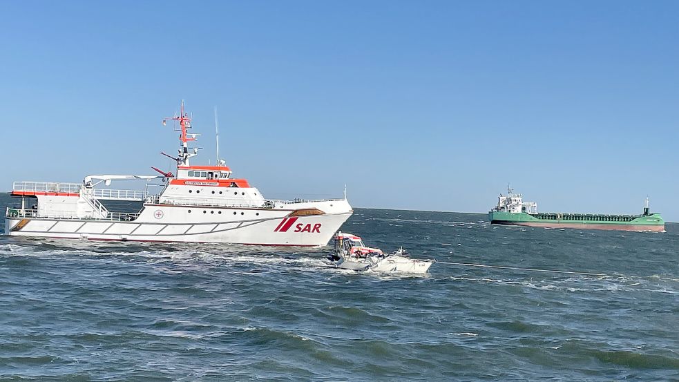 Einsatz der Seenotretter für eine schwer beschädigte Segelyacht nach Kollision mit einem Frachtschiff in der Deutschen Bucht. Foto: Die Seenotretter – DGzRS