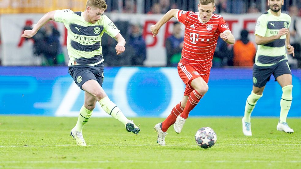 Kevin de Bruyne (l) und Joshua Kimmich sind nur bis zum 30. Juni 2025 vertraglich gebunden. Foto: Matthias Balk/dpa