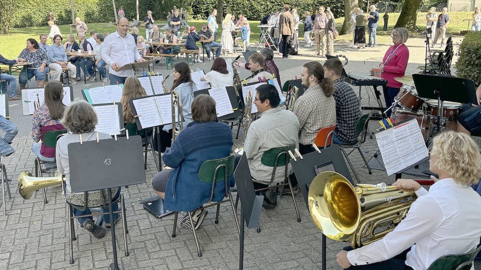 Im großen Park der Kreismusikschule fanden Konzerte statt. Foto: Heino Hermanns