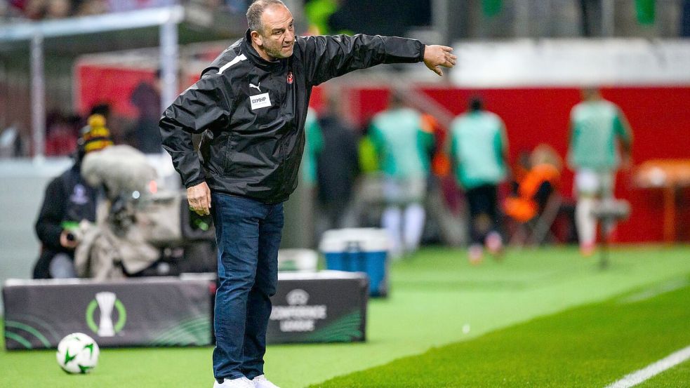 Trainer Frank Schmidt startete erfolgreich mit dem 1. FC Heidenheim in die Ligaphase der Conference League. Foto: Tom Weller/dpa