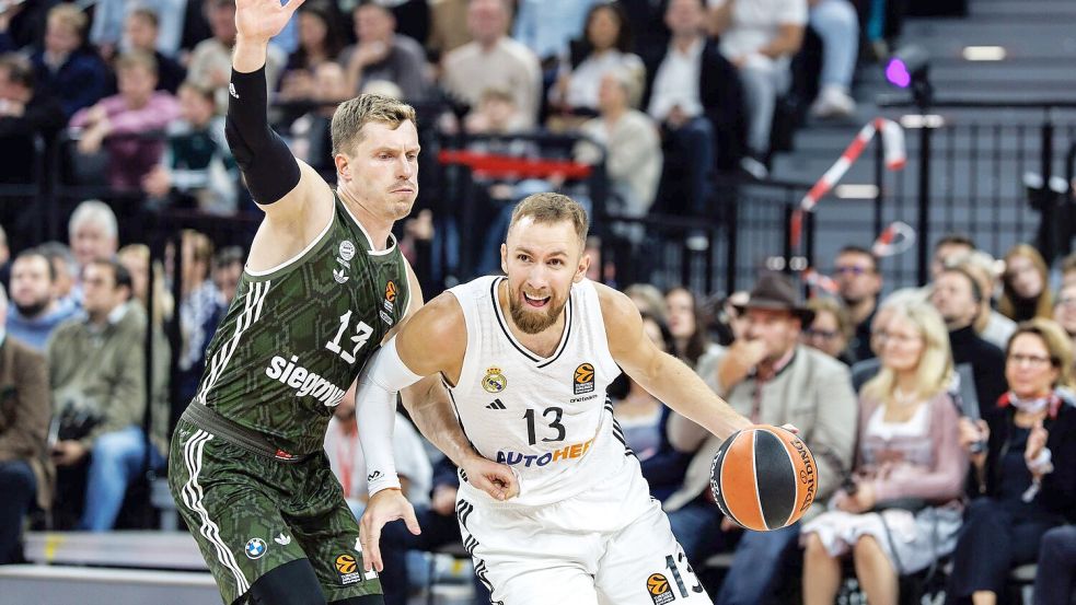 Bayern-Profi Andreas Obst (links) im Duell mit Reals Dzanan Musa. Foto: Matthias Balk/dpa