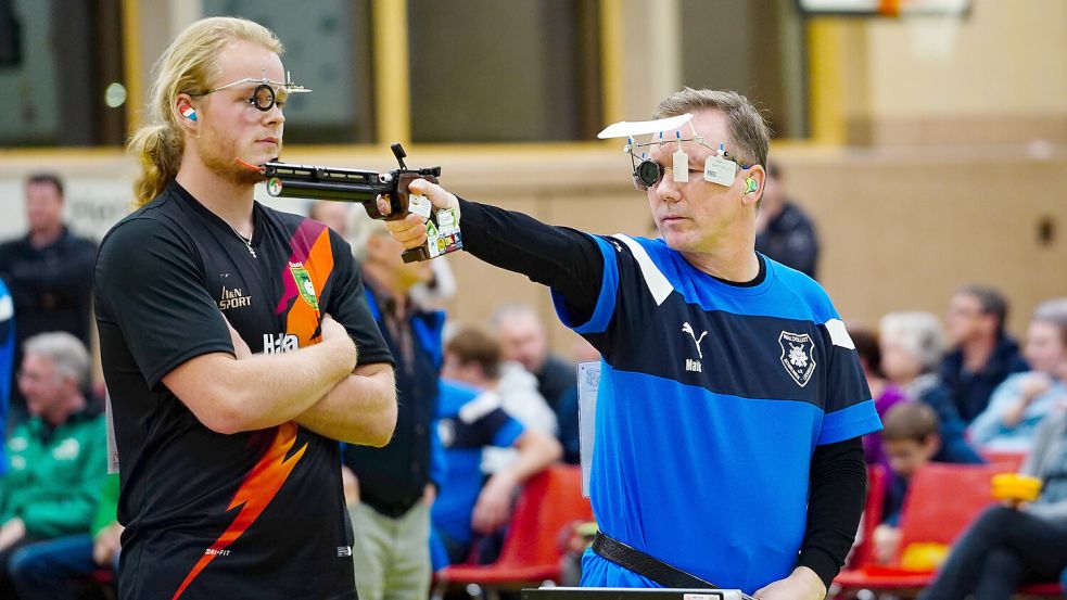 Ein legendäres Foto: Sander Nooij, damals noch bei Dasbach, beobachtet den Leegmoorer Schützen Maik Ritter.Foto: Helmut Vortanz