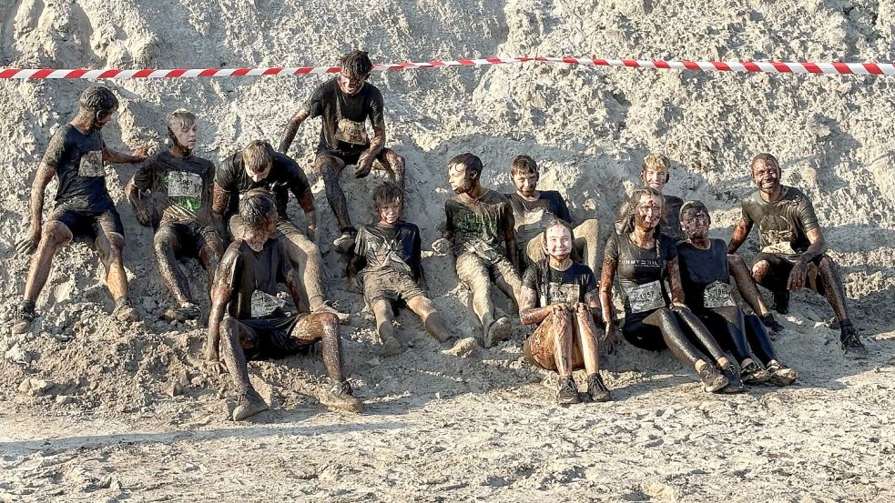 Kinder im Schlamm: Gemeinsam mit ihnen nahm Marc-Philipp Rura (rechts) beim diesjährigen „Vull wat Manns Loop“ teil. Foto: privat