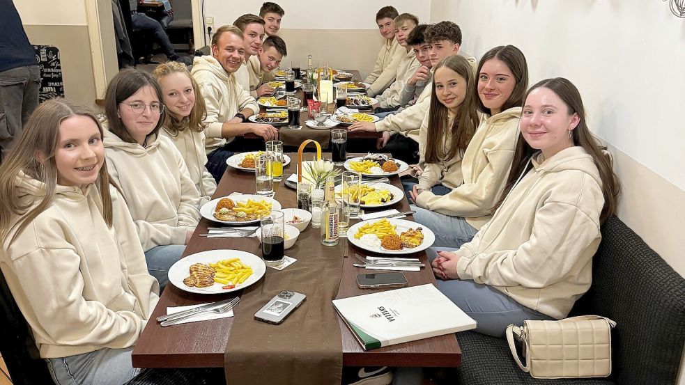 Als Dankeschön für die geleistete Arbeit: Die Mitglieder des Jugendtreffs belohnen sich mit einem Essen in dem griechischen Restaurant „Taverna Nostimo“ in Timmel. Foto: privat