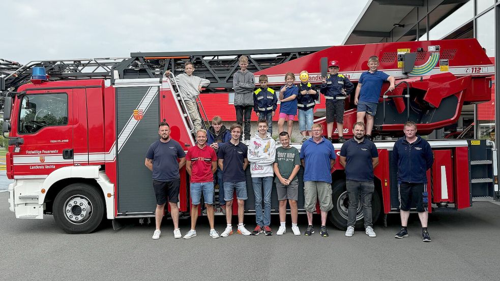 Auf Stippvisite in Vechta: Mitglieder der Timmeler Kinder- und Jugendfeuerwehr besichtigen die dortige Feuerwehr. Mit von der Partie natürlich auch Marc-Philipp Rura (rotes Poloshirt). Foto: privat