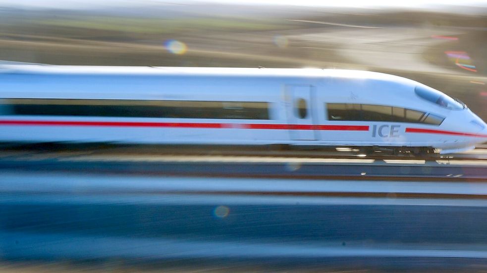 Mit der Bahncard 100 können alle ICE benutzt werden. Der Preis dafür wird jedoch bald angehoben. (Archivbild) Foto: Martin Schutt/dpa-Zentralbild/dpa