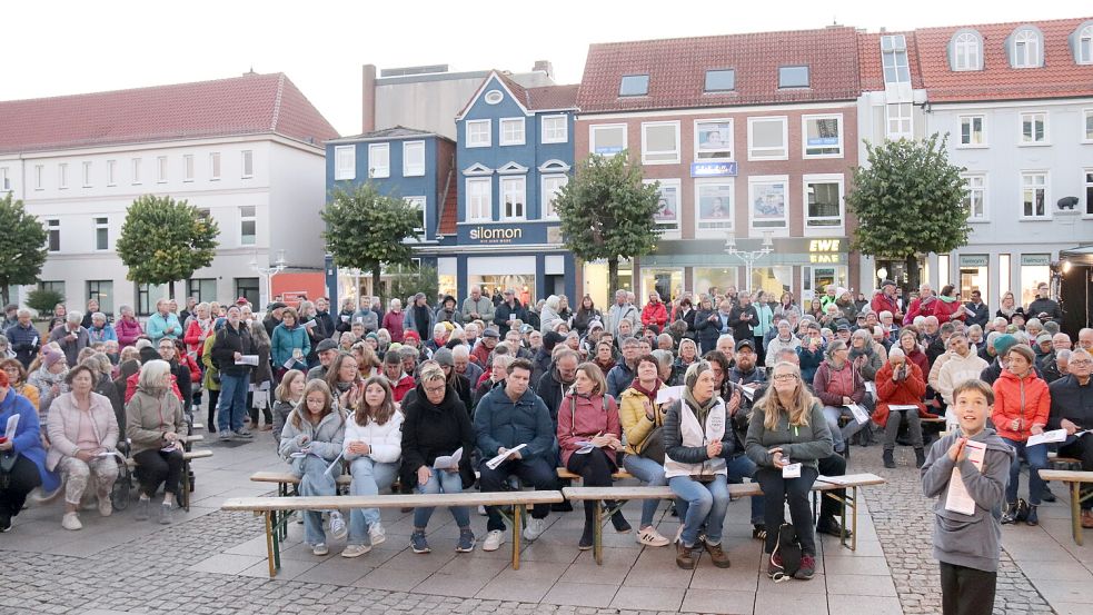 Rund 180 Menschen hatten sich zum gemeinsamen Singen zum Tag der Deutschen Einheit auf dem Auricher Marktplatz versammelt. Foto: Karin Böhmer