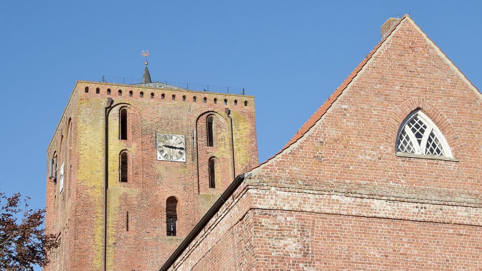 An den Außenmauern und den Zifferblättern der Marienkirche in Marienhafe nagt der Zahn der Zeit. Foto: Thomas Dirks