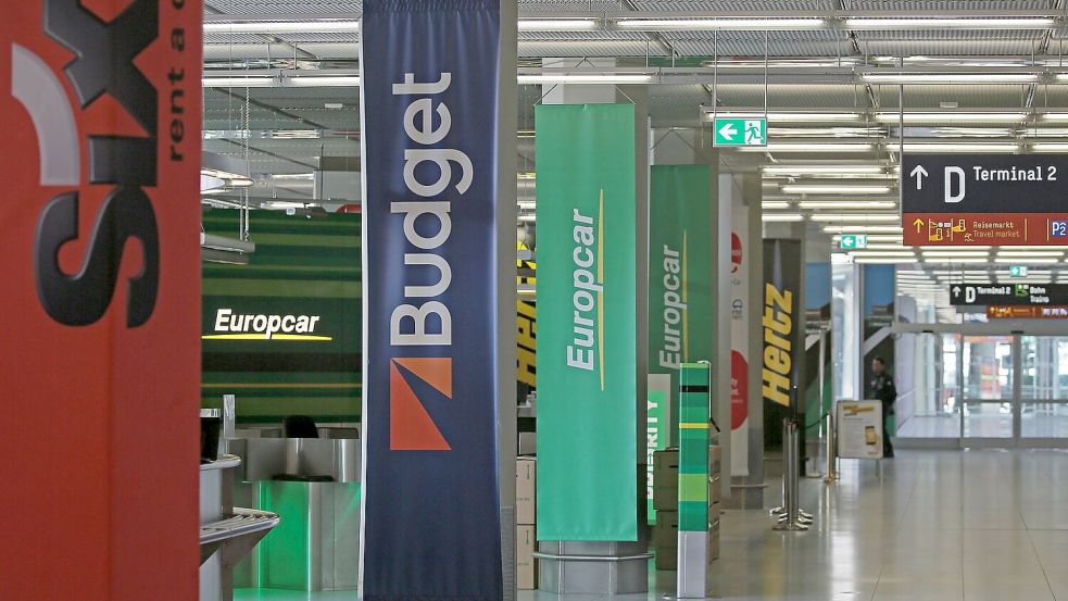 Mietwagenschalter am Flughafen. Die Preise sinken weiter, allerdings nicht mehr so schnell wie in den vergangenen Jahren. Foto: Oliver Berg/dpa