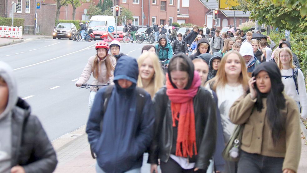 Nach Schulschluss wird es mittags eng auf dem Fuß- und Radweg vor dem Gymnasium Ulricianum in Aurich – aber nur für kurze Zeit. Foto: Heino Hermanns