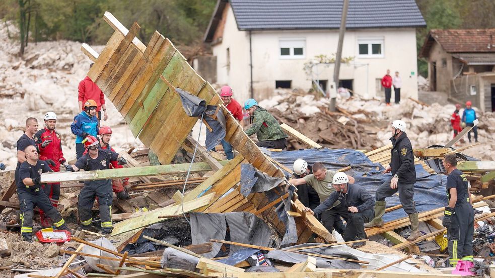 Bei Überschwemmungen und Erdrutschen in Bosnien-Herzegowina kamen mindestens 16 Menschen ums Leben. Foto: Armin Durgut/AP