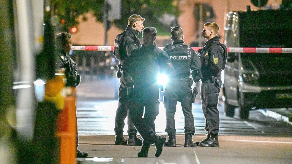 Nach Schüssen in einer Bar in Göppingen ist ein Mann gestorben. Nach dem Verdächtigen wird weiter gefahndet. Foto: Marius Bulling/dpa