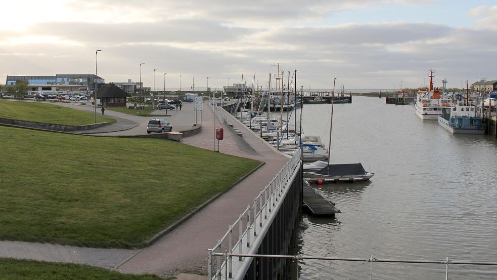 Abendstimmung am Hafen von Bensersiel. Der Ort gehört zur Stadt Esens. Foto: Oltmanns