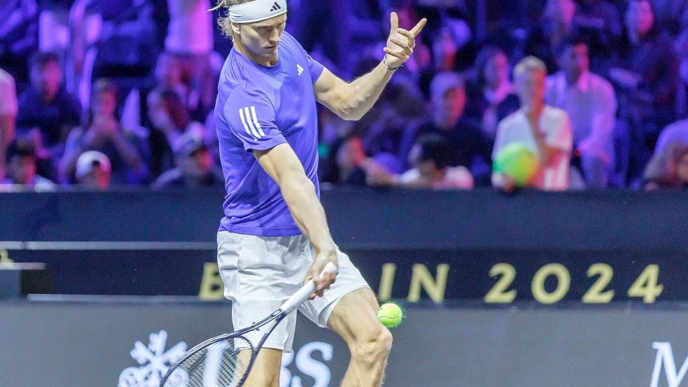 Alexander Zverev hatte sich beim Laver Cup in Berlin nach eigenen Worten schlecht gefühlt und anschließend eine kurze Turnierpause eingelegt. Foto: Andreas Gora/dpa