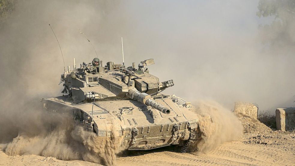 Wie vor fast einem Jahr rücken wieder israelische Panzer in den Norden des Gazastreifens vor. Die Hamas ist zwar geschwächt, aber nicht besiegt. Es droht ein langer Guerillakrieg. Foto: Tsafrir Abayov/AP/dpa