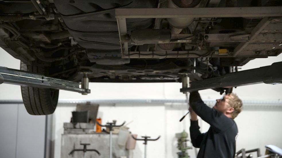 Wegen Ersatzteilpreise beim Auto könnten sich auch die Versicherungsprämien von Autohaltern erhöhen (Archivfoto). Foto: Pia Bayer/dpa