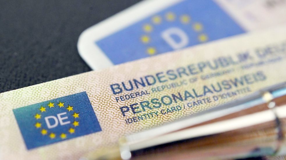 Immer mehr Bundesbürger verfügen über einen elektronischen Personalausweis mit dazugehöriger PIN. (Symbolbild) Foto: Marijan Murat/dpa