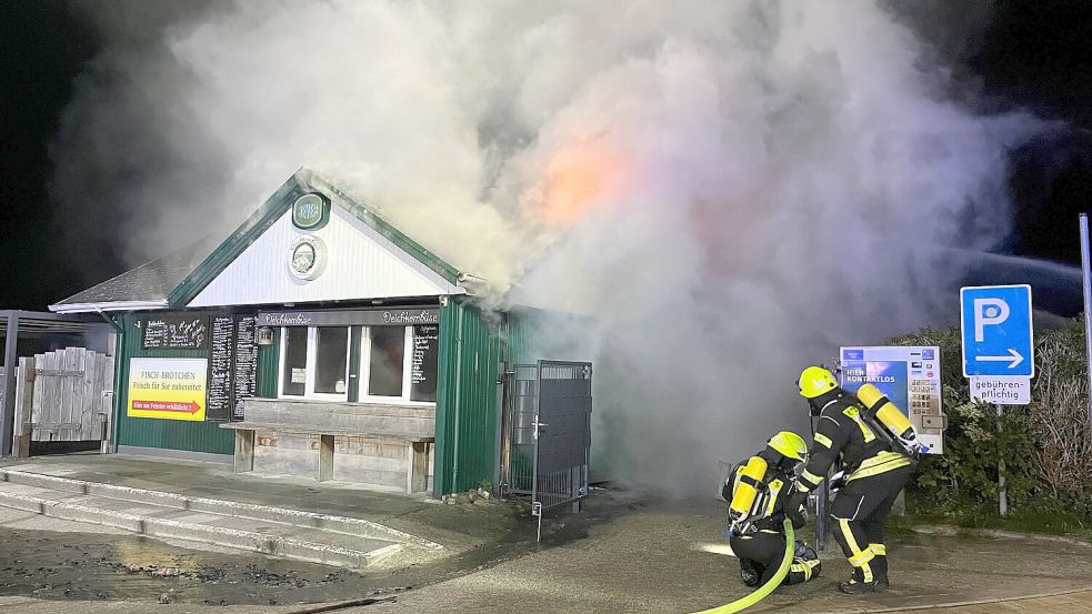 Zahlreiche Einsatzkräfte rückten in der Nacht zu Montag aus, um das Feuer zu löschen. Foto: Feuerwehr