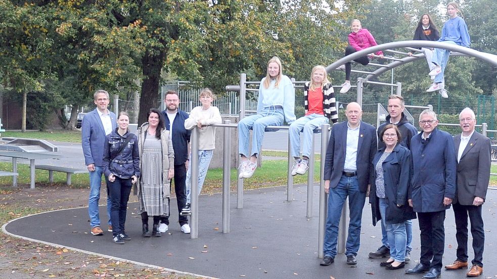 Auf dem neu gestalteten Jugendplatz (von links): Erster Gemeinderat Frank Cramer, Ausschussvorsitzende Annika L. Bohlen, die beiden Jugendpfleger Lisa Heuermann und Holger Ahrends, Gemeindebürgermeister Erwin Adams, KGS-Schulleiterin Silvia Fleßner, Björn Oelschläger aus der Gemeindeverwaltung, Landrat Olaf Meinen sowie Ratsvorsitzender Detlev Schoone. Foto: Gemeinde Großefehn