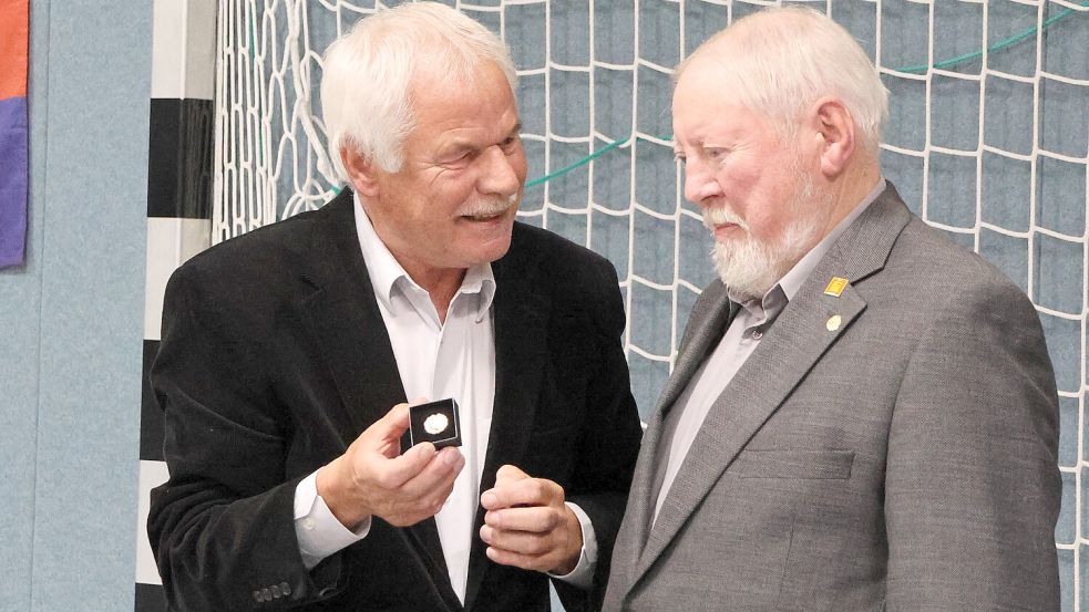 Alwin Goldenstein (links) verlieh Gerd Rinderhagen die Goldene Ehrennadel des Landessportbundes. Foto: Helmut Vortanz