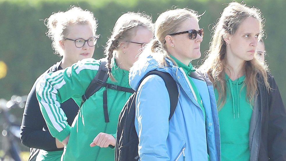 Was mag die Ihlower Mannschaftsführerin Mareke Lienemann (rechts) nach der zweiten Heimniederlage nur denken. Ihre Crew rangiert ohne Punkt und Schoet am Tabellenende der Boßel-Landesliga Frauen I. Foto: Wilfried Gronewold