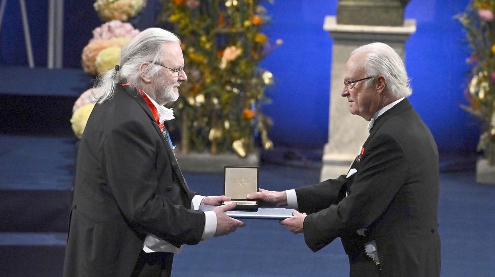 König Carl XVI. Gustaf von Schweden überreichte den Preis 2023 an Jon Fosse. Foto: Claudio Bresciani/TT News Agency/AP/dpa