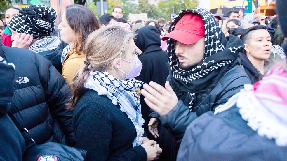 An der propalästinensischen Demo mit dem Titel „Solidarität mit Palästina“ nahm auch die schwedische Aktivistin Greta Thunberg teil. Foto: Christoph Soeder/dpa