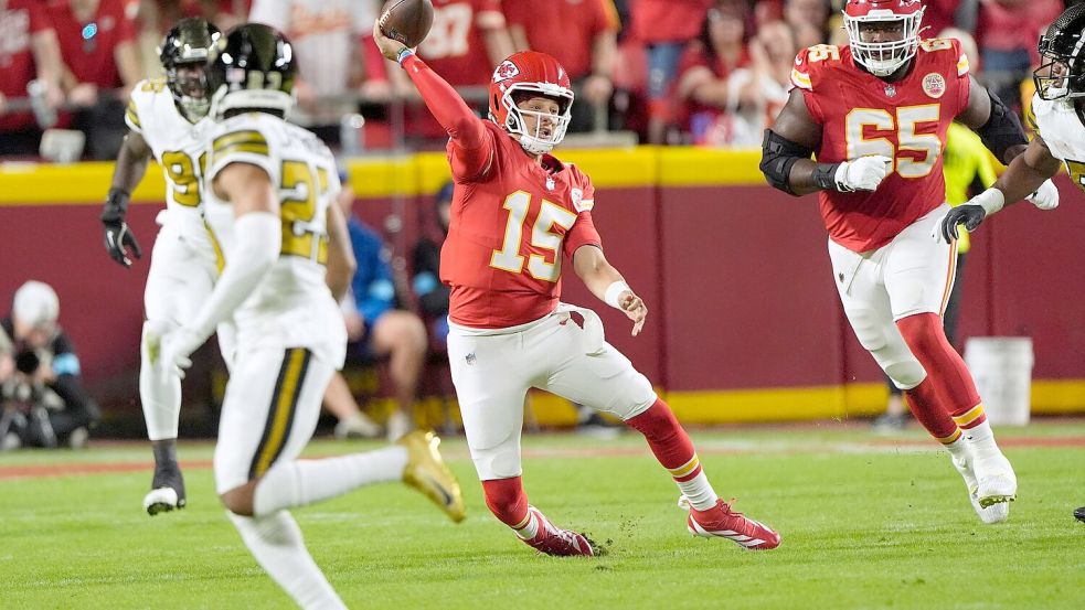 Die Kansas City Chiefs mit Quarterback Patrick Mahomes (Mitte) sind in dieser Saison noch ungeschlagen. Foto: Charlie Riedel/AP/dpa